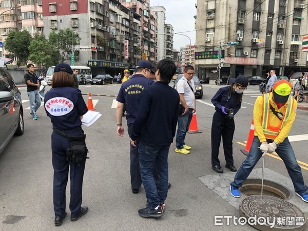 ▲北市下水道驚見腐爛遺骸著粉色球鞋，死亡超過1個月。（圖／記者柳名耕翻攝）