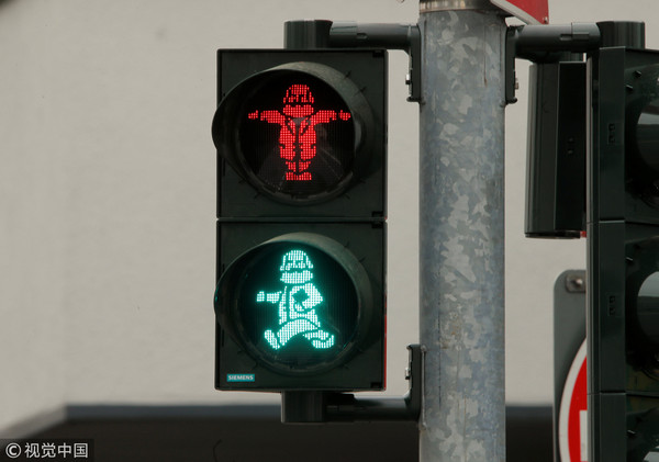 ▲▼馬克思雕像、馬克思紅綠燈。（圖／CFP）