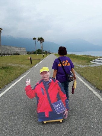 「笑年嬤」因為這張帶著亡夫立牌旅行的照片，感動了許多網友。（翻攝自陳素玲臉書）