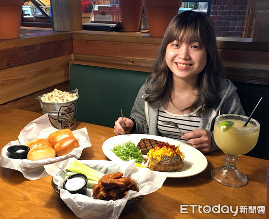 ▲Texas Roadhouse 五一生啤酒瑪格麗特調酒全日買一送一。Texas Roadhouse 五一火烤德州牛排限定優惠_用餐照。(圖／德州鮮切牛排提供)