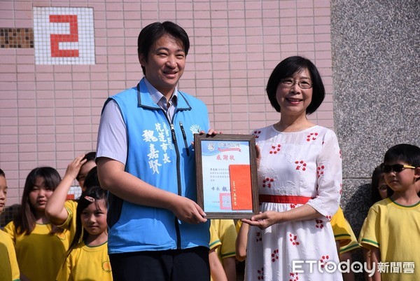 花蓮市明廉國小客語合唱團在全國鄉土歌謠比賽中獲得優等佳績，市長魏嘉賢出席該校朝會，特地頒獎表揚指導老師及學生。（圖／花蓮市公所提供）