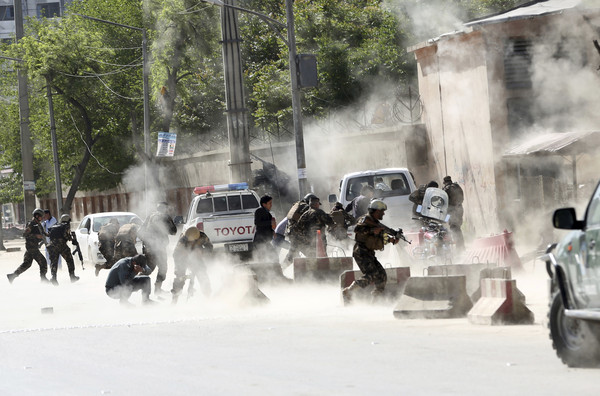 ▲▼阿富汗喀布爾4月30日爆炸攻擊。（圖／達志影像／美聯社）