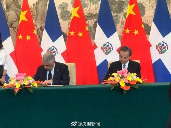 ▲中國外交部長王毅與多明尼加外交部長巴爾加斯簽署公報，兩國正式建交。（圖／翻攝自陸網）