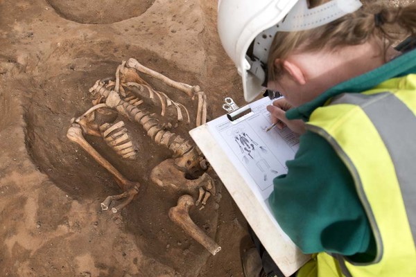 ▲▼泳池底下埋「75具骨骸」　英國飯店改建…挖到羅馬人！。（圖／翻攝自推特／YAT News）