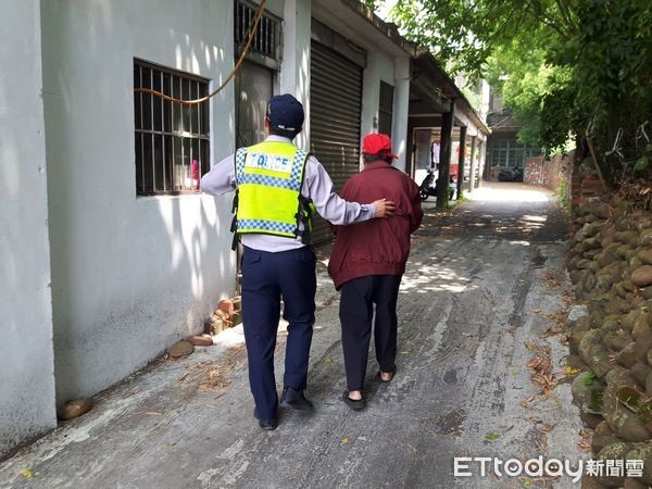 ▲▼警方以專車護送老翁返回楊梅住處。（圖／中壢警分局提供）