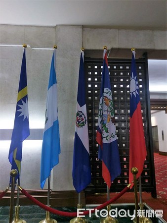 ▲▼多明尼加與我國斷交，外交部長吳釗燮召開記者會，右邊數來第三是多明尼加國旗。（圖／記者賴于榛攝）