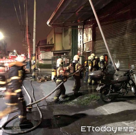 ▲消防人員全力射水滅火。（圖／記者林悅翻攝，下同）