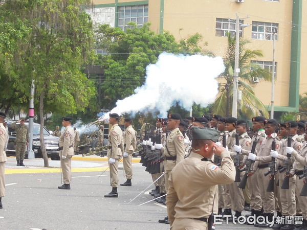 ▲前總統馬英九2015年啟動久揚專案訪多明尼加，在多國總統府與國會分別接受21響禮炮的待遇。（資料照／記者賴于榛攝）
