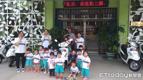 ▲台南市東區私立徳妮勁寶兒幼兒園舉辦戶外教學活動，老師帶領將近20位小朋友前來文化派出所參訪，受到警方熱情歡迎。（圖／警方提供）