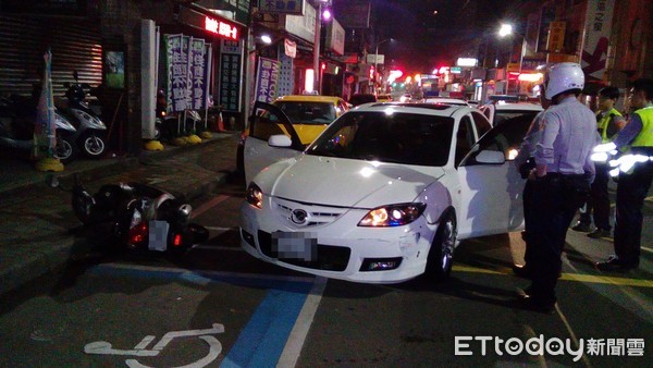 ▲▼男子服用安眠藥上路，擦撞路旁一整排車輛。（圖／記者林煒傑翻攝）