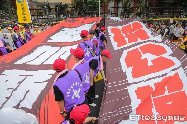 ▲「反過勞！拚公投！要加薪！爭勞權」遊行。（圖／記者黃克翔攝）