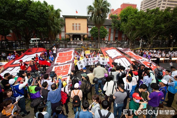 ▲▼「反過勞！拚公投！要加薪！爭勞權」遊行聚集在立法院外抗議。（圖／記者季相儒攝）