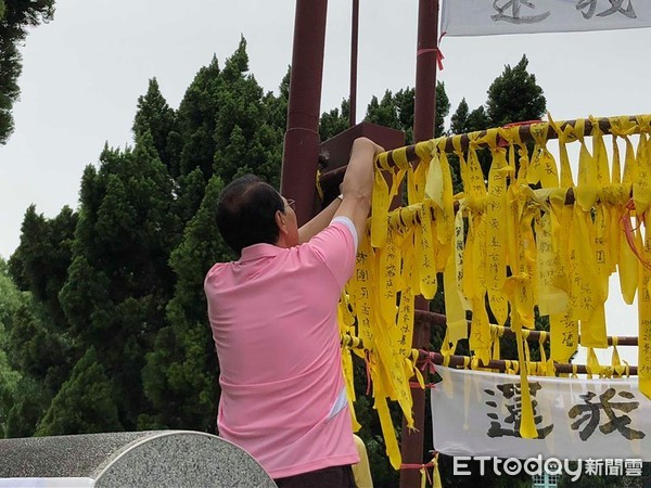 拔管,傅鐘,黃絲帶。（圖／記者李依融攝）