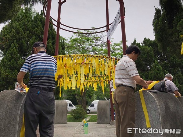 拔管,傅鐘,黃絲帶。（圖／記者李依融攝）