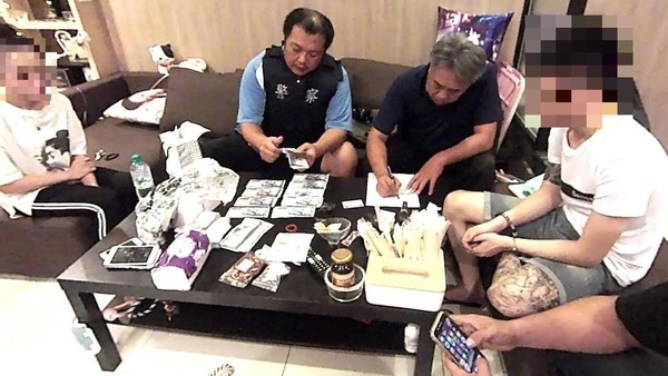 陳姓藥頭與女友在家中被警方破獲，搜出大筆現金還有毒品。（警方提供）