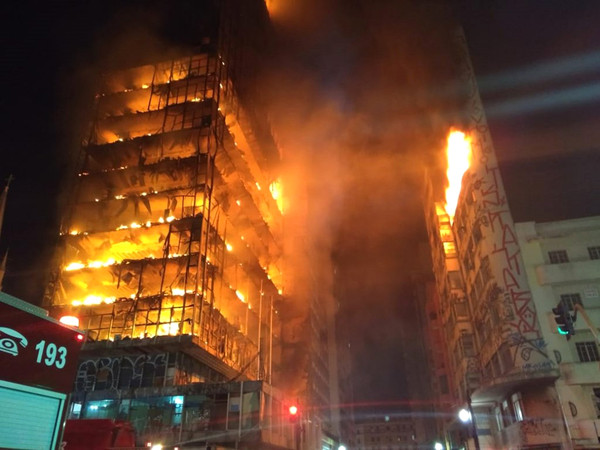 ▲▼巴西聖保羅興建中大樓大火倒塌。（圖／達志影像／美聯社）