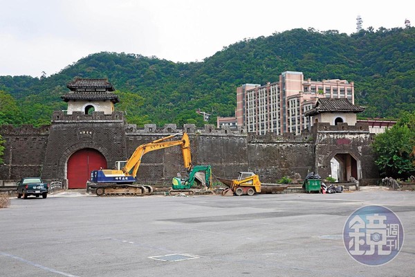 中影名下有3大不動產，包括北市八德路華夏大樓、新世界大樓及中影文化城，價值超過百億元，國民黨卻以31億元出售，疑點重重。