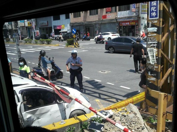 ▲▼一輛轎車闖軌遭普悠瑪自強號。（圖／台鐵提供）