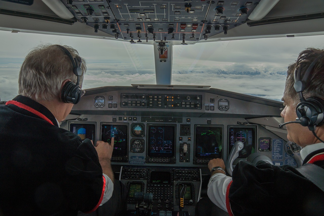 ▲機師,機長,駕駛艙,飛機。（圖／翻攝自免費圖庫Pixabay）