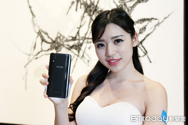 ▲vivo X21台灣引進6GB+128GB隱形指紋辨識版  售價槓上R15 Pro   。（圖／記者洪聖壹攝）