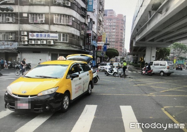 ▲▼婦人騎單車過斑馬線遭綠燈直行的計程車撞上。（圖／記者陳豐德翻攝）