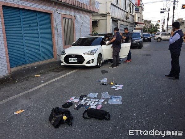 ▲花蓮縣刑警大隊在毒嫌所駕駛車內採證，並起出相關毒品      。（圖／記者王兆麟攝）