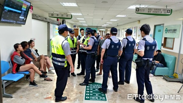 ▲台南市警一分局警方趕到醫院了解案情。（圖／記者林悅翻攝）