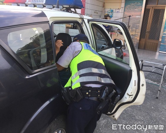 員警苦勸老婦上警車，再以警用行動電腦人臉辨識比對查出身分，平安將老婦人送回家。（圖／台東縣警察局提供）