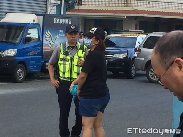 ▲陳嫌被警方圍捕無路可逃，在車上舉槍轟頭，送慈濟醫院急救。警方在車上搜出自裁槍枝一把、子彈數顆，又在嫌犯租屋處搜出槍枝、子彈及大量毒品。（圖／記者王兆麟攝）