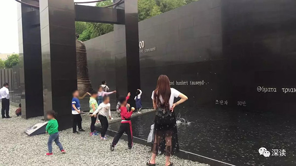 ▲▼熊孩子在南京大屠殺紀念館前打水漂。（圖／翻攝自侵華日軍南京大屠殺遇難同胞紀念館、深讀）
