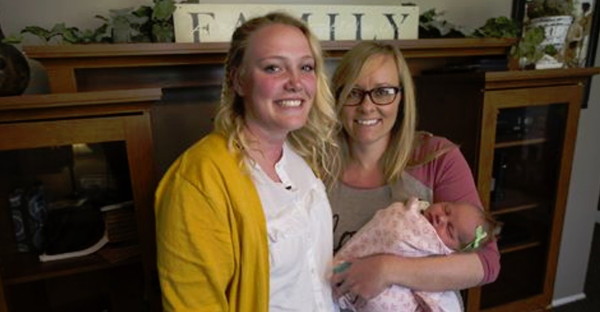 ▲「小小助產士」希思(左)勇敢為阿姨克莉婕接生！(圖／翻攝自Laura Creager臉書)