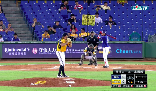 ▲兄弟球迷在本壘後方高舉抗議板子 。（圖／翻攝CPBL.TV）