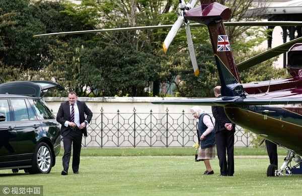 ▲▼英女王搭直升機飛倫敦看路易小王子。（圖／CFP）