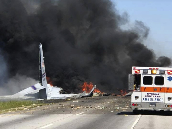 ▲▼ 美軍一架C-130式大力士型運輸機（C-130 Hercules）2日墜毀於喬治亞州薩凡納（Savannah）機場附近的21號公路。（圖／達志影像／美聯社）
