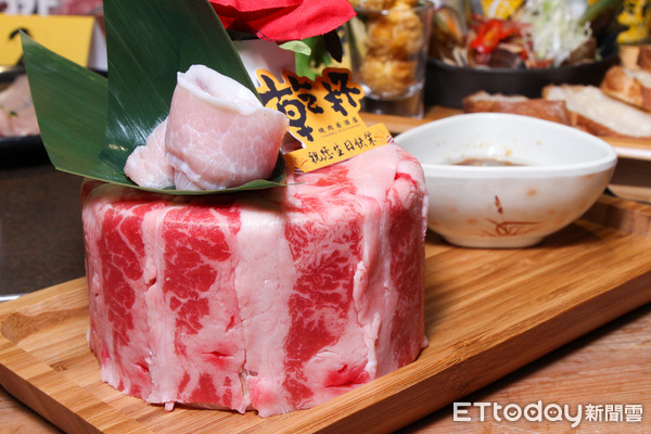 ▲乾杯周年慶　壽星用餐就可以免費獲得「燒肉蛋糕」。（圖／記者黃士原攝）