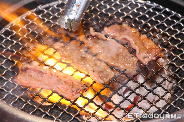 ▲乾杯周年慶　壽星用餐就可以免費獲得「燒肉蛋糕」。（圖／記者黃士原攝）