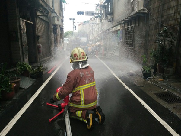 ▲▼快訊／新莊驚傳瓦斯外洩　警消緊急疏散34人。（圖／臉書粉絲專頁／新北消防發爾麵）