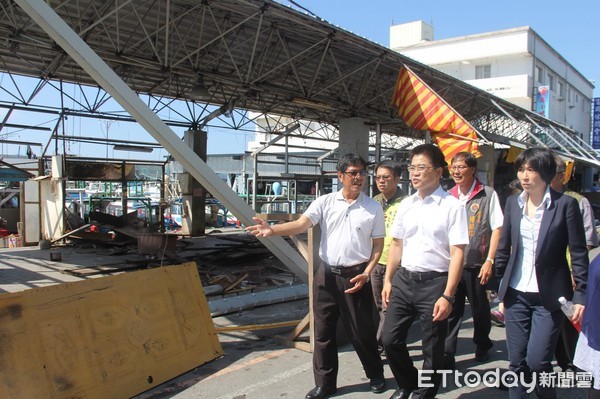 台東富岡漁港候船室重新啟用及精品伴手館開幕典禮，縣長黃健庭等多位貴賓前往致賀，並會勘未來觀光魚市場。（圖／台東縣政府提供）