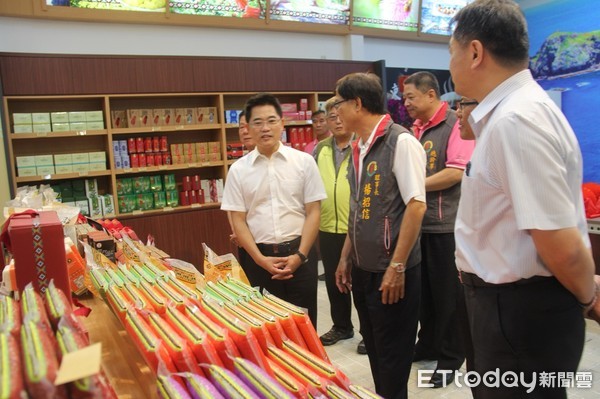 台東富岡漁港候船室重新啟用及精品伴手館開幕典禮，縣長黃健庭等多位貴賓前往致賀，並會勘未來觀光魚市場。（圖／台東縣政府提供）