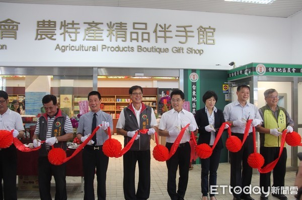 台東富岡漁港候船室重新啟用及精品伴手館開幕典禮，縣長黃健庭等多位貴賓前往致賀，並會勘未來觀光魚市場。（圖／台東縣政府提供）