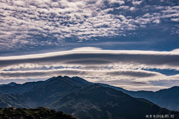 ▲▼飛碟雲,莢狀雲。（圖／網友胡秀幸提供，請勿隨意翻拍，以免侵權。）