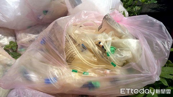 ▲▼新店安坑發現大量醫療廢棄用品遭遺棄在路邊。（圖／翻攝臉書社團「爆料公社」）