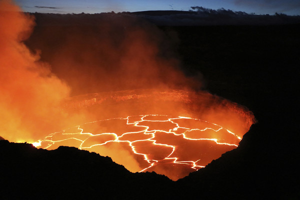 ▲ 夏威夷基拉韋厄火山測得上百次地震，有隨時爆發可能。（圖／達志影像／美聯社）