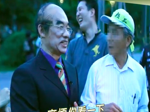 ▲▼郭子乾模仿教育部長吳茂昆來到台灣大學。（圖／量子娛樂提供）