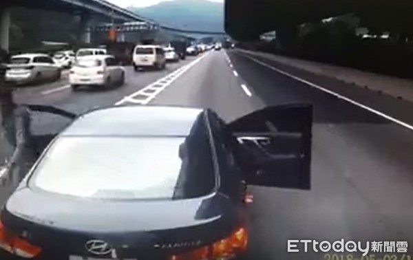 ▲▼國道大貨車按警示喇叭卻慘遭自小客攔停砸車。（圖／記者陳雕文翻攝）