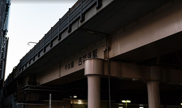 ▲ 日本JR吉祥寺站，發生醉漢怒推老翁，撞上行駛中列車，送醫不治。（圖／翻攝自Google地圖）