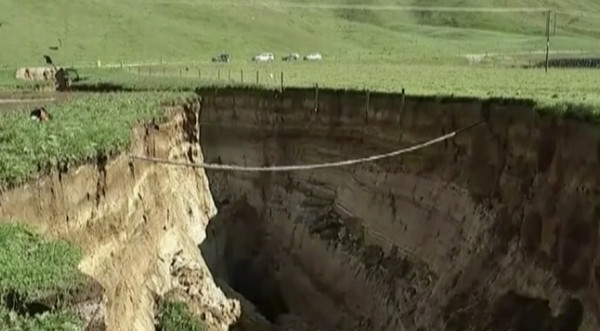 ▲▼紐西蘭北島羅托路亞（Rotorua）因連日大雨沖刷，造成土地陷落出現巨大坑洞。（圖／達志影像／美聯社）