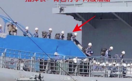 ▲國產航母首航更近了！海軍官兵「身揹雙肩包」開始駐艦。（圖／翻攝微博藍鯊小隊）