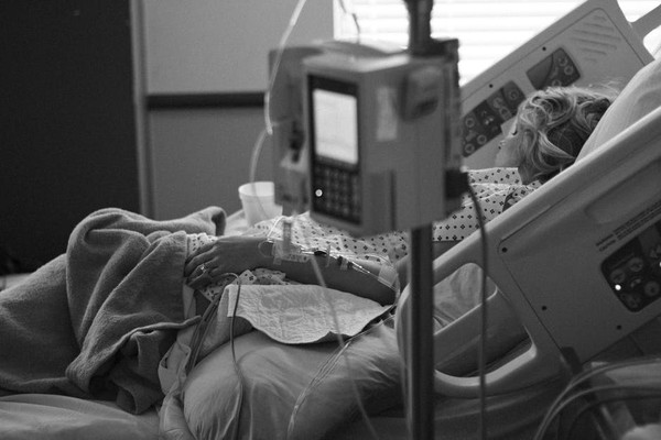 女病人急救死亡..醫院出現「劇毒氣息」　接觸過的醫護人員相繼暈倒（圖／Absolut Videos）