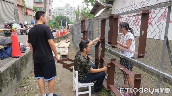 ▲憲光二村圍籬創意變身，5月5日下午2點邀請民眾分享巧思成果。（圖／文化局提供）